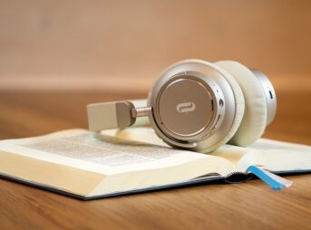 audibleの本を選ぶイメージ画像。