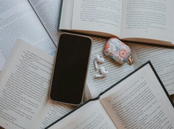 audibleとkindle unlimitedを比較するイメージ画像。