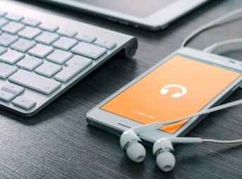 audibleを視聴するイメージ画像。